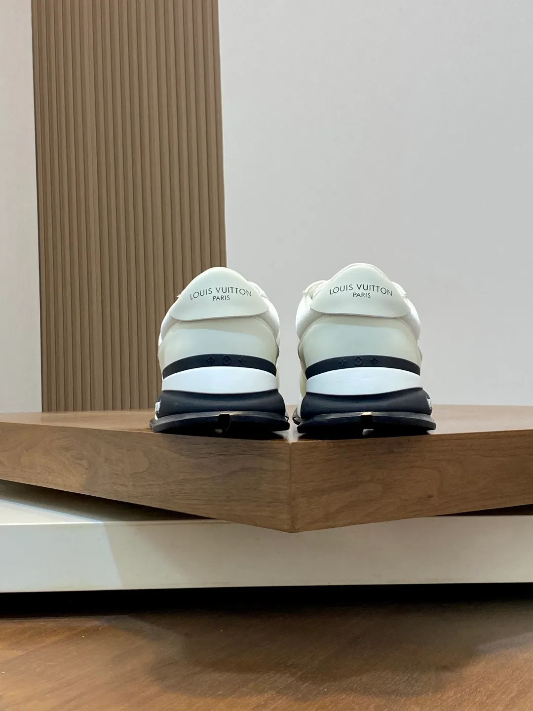 💰800 Lujia new color matching men's 🧍‍♂️trainer sneakers, this LV Trainer sneaker is made of soft grained calfskin and presents pure tones. The brand was born in 1854. The designer's handwritten brand logo is embellished on one side. Virgil Abloh designed it himself. It is a very commemorative sneaker. Brand new LV Louis Vuitton louis vuitton trainer sneaker low casual sports culture versatile basketball shoes Size: 39-44 (38, 45, 46 customized)